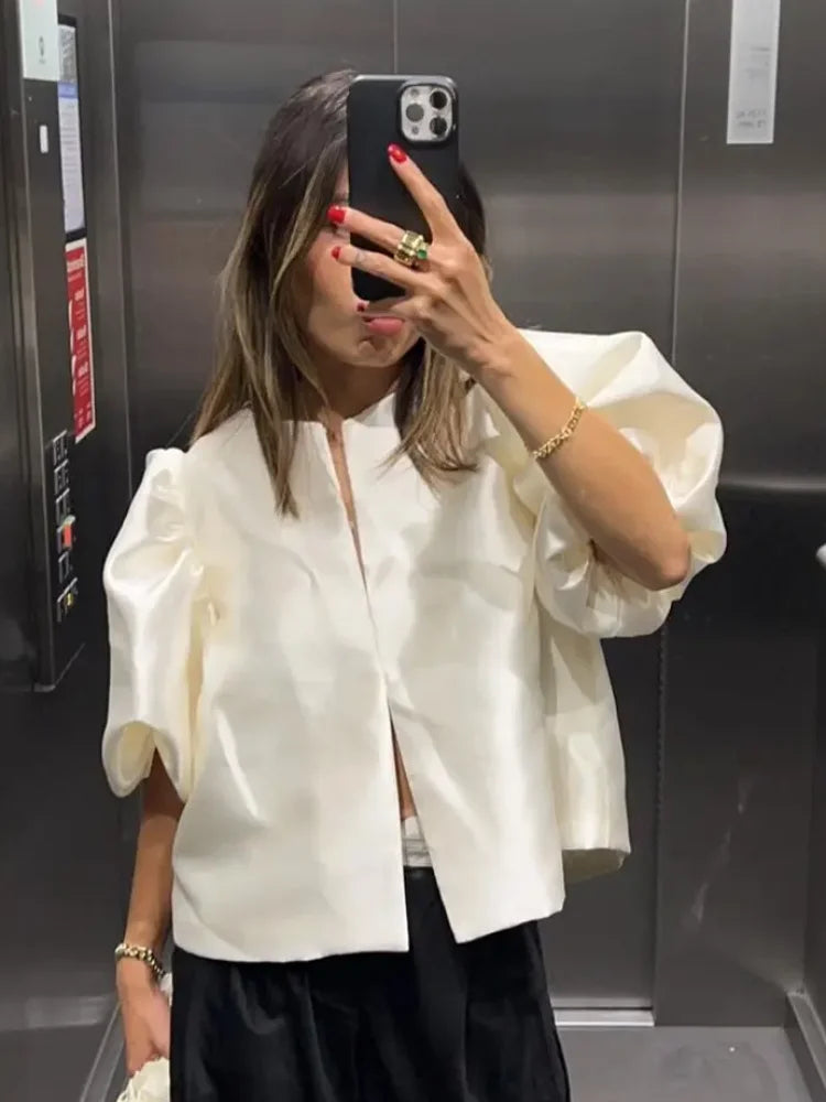 Ros | Chic Vit Blus – Ruffle Detaljer För Elegant Stil 2