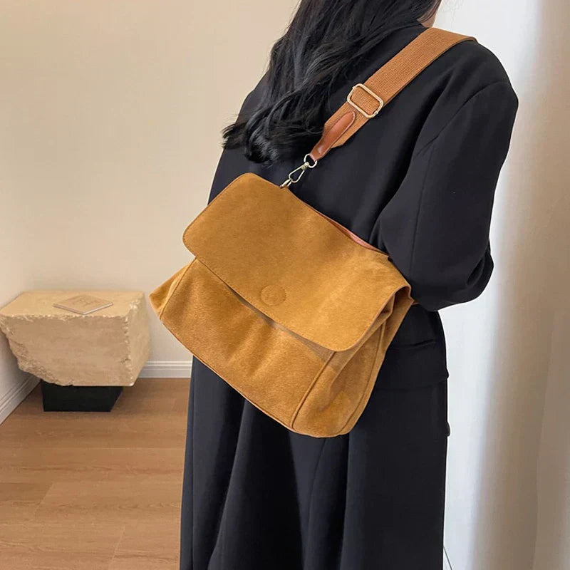Annika | Vintage Axelväska Dam – Mocka med Justerbar Rem för Tidlös Elegans 2