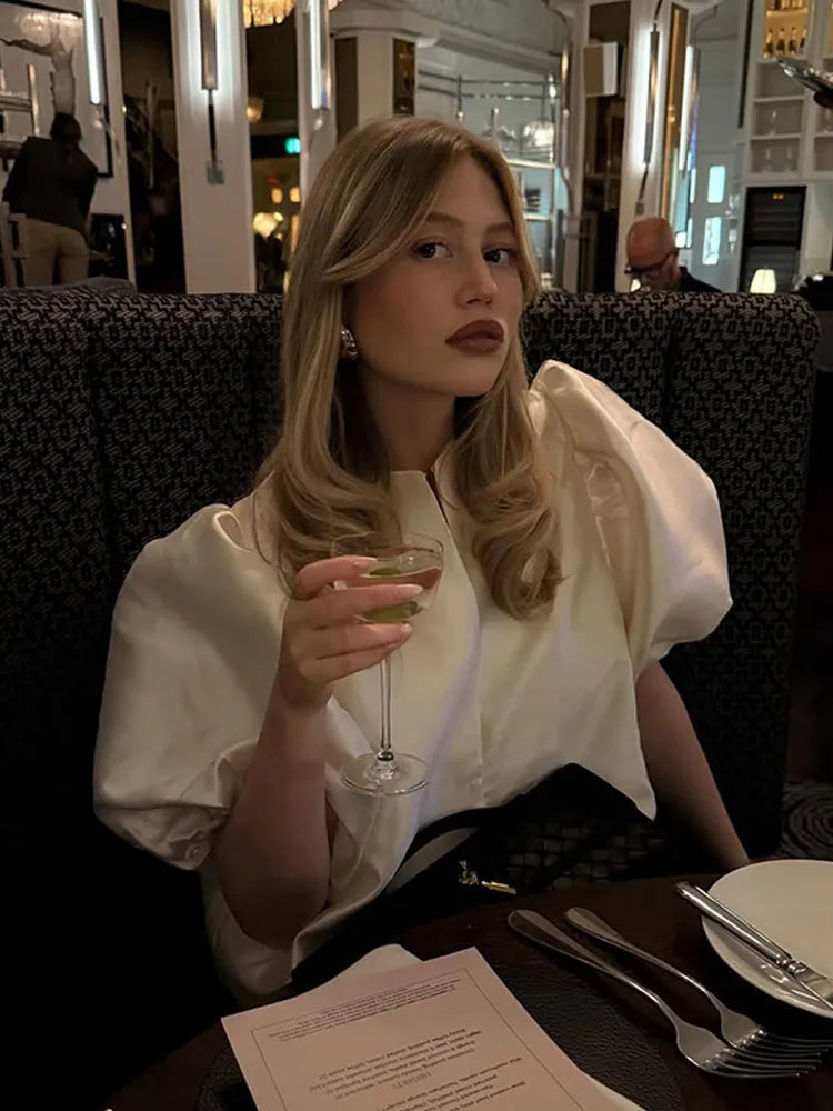 Hermina | Chic Vit Puffärmad Blus – Satin För Eleganta Tillfällen 7