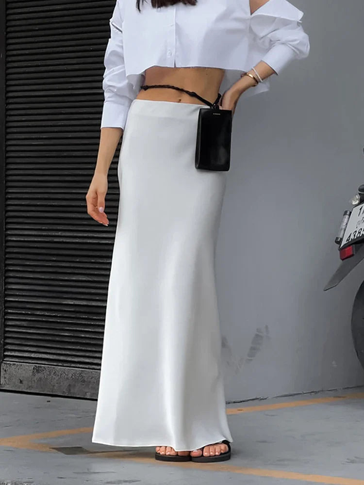 Sekai | Elegant Trumpetkjol – Satin med Vit och Svart Kontrast 7