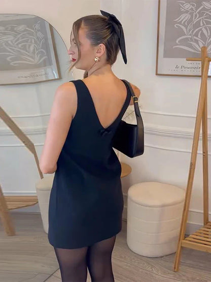 Xenia | Elegant Svart Miniklänning – V-ringning Och Charmig Båge 2