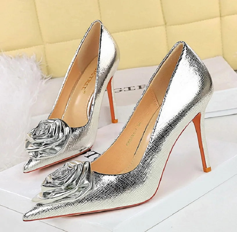 Grecia | Eleganta Pumps Med Låg Klack – Patentläder Blommiga Detaljer 5