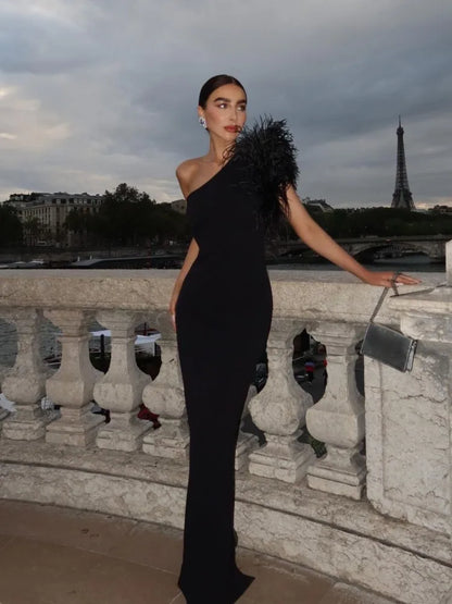 Nevena | Glamourös Axelfjäderklänning – För Speciella Tillfällen Med Lyxiga Detaljer 1