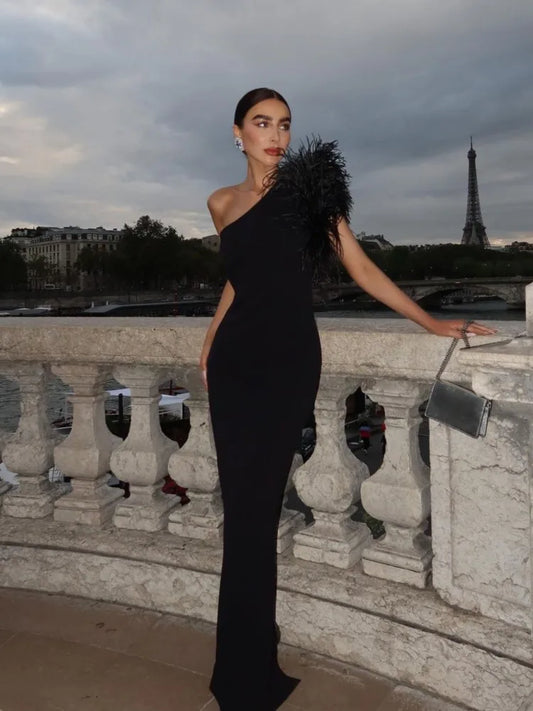 Nevena | Glamourös Axelfjäderklänning – För Speciella Tillfällen Med Lyxiga Detaljer 1