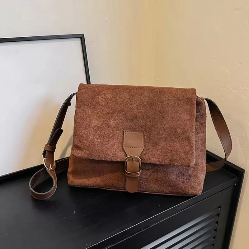 Annika | Vintage Axelväska Dam – Mocka med Justerbar Rem för Tidlös Elegans 8