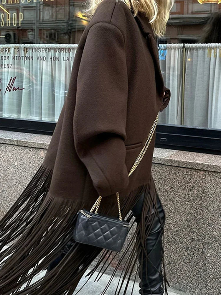 Goldina | Elegant Kappa – Mysig Och Stilren Design Med Tofsar För Hösten 2