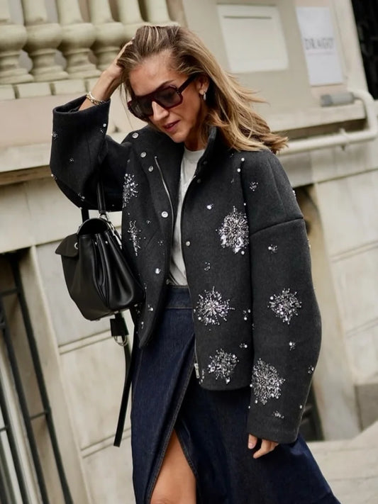 Gavrielle | Lyxig Kappa – Eleganta Pärldetaljer För Imponerande Look 1
