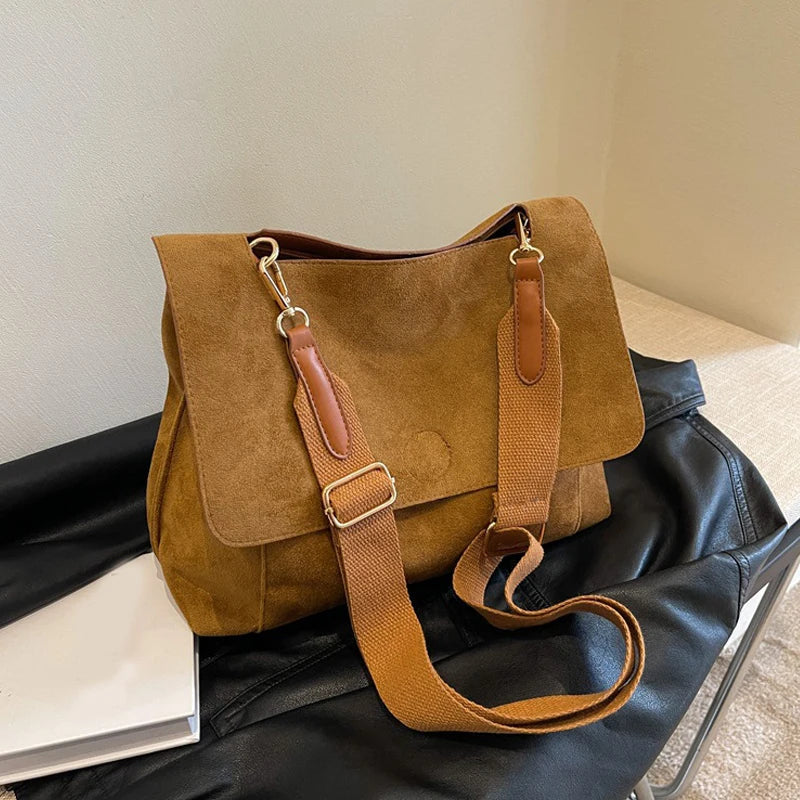 Annika | Vintage Axelväska Dam – Mocka med Justerbar Rem för Tidlös Elegans 6