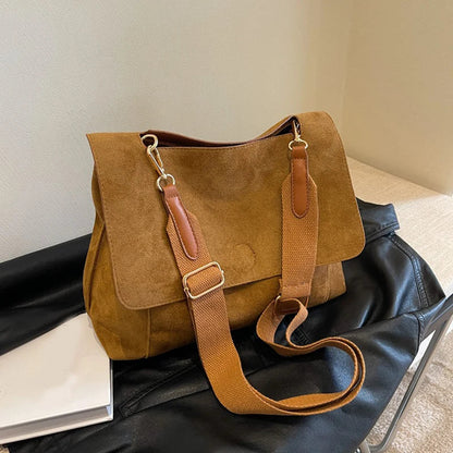 Annika | Vintage Axelväska Dam – Mocka med Justerbar Rem för Tidlös Elegans 6