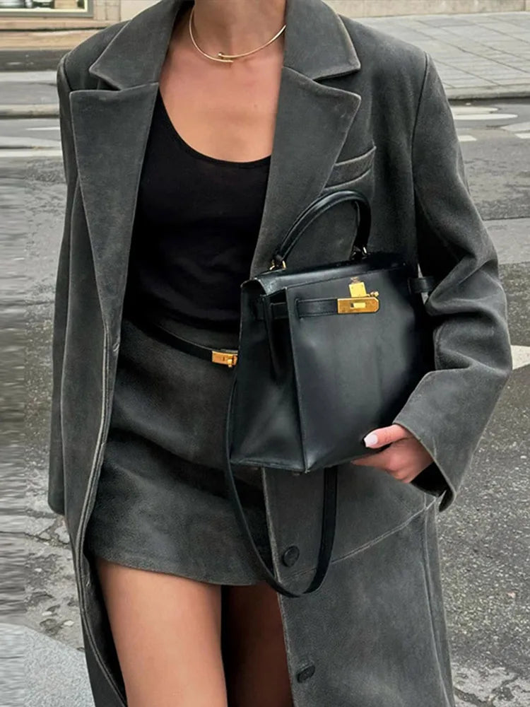 Elysia | Dam Svart Lång Kappa – Elegant Läderdesign 2