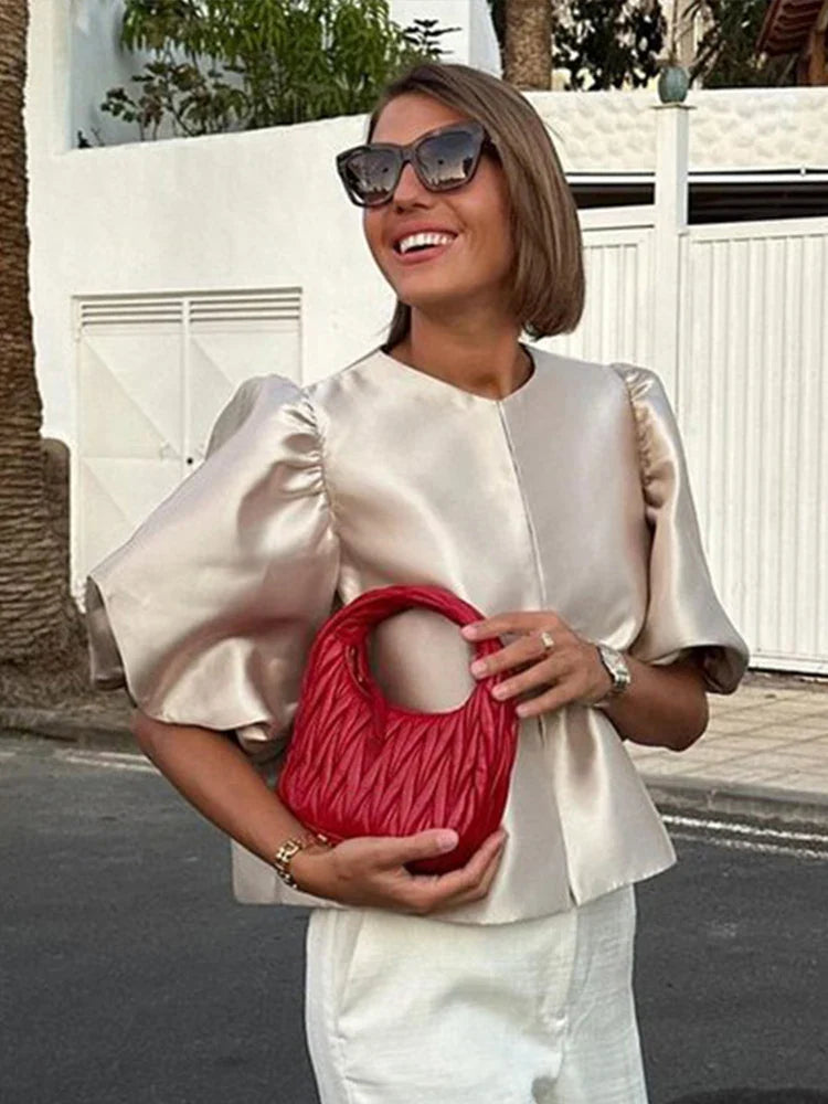Ros | Chic Vit Blus – Ruffle Detaljer För Elegant Stil 4