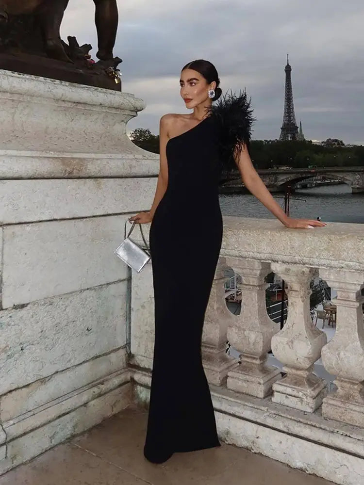 Nevena | Glamourös Axelfjäderklänning – För Speciella Tillfällen Med Lyxiga Detaljer 2