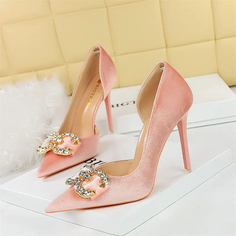 Hilda | Glamorösa Sammetklackar – Strassspänne För Elegant Stil 8
