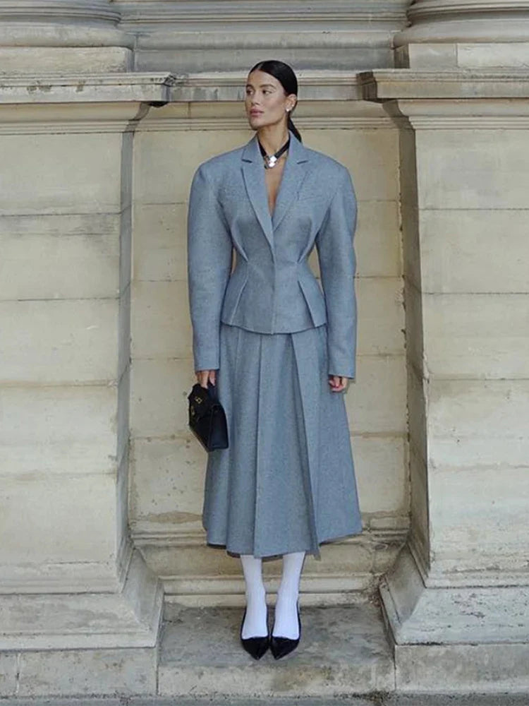 Kara | Chic Jacka Med Breda Axlar Och Veckad Kjoluppsättning – För Elegant Look 2