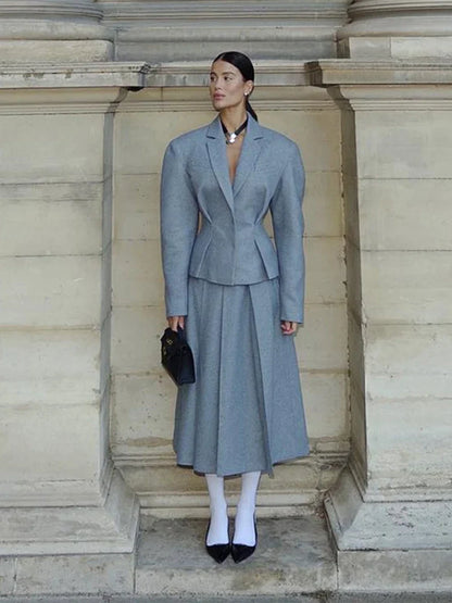 Kara | Chic Jacka Med Breda Axlar Och Veckad Kjoluppsättning – För Elegant Look 2