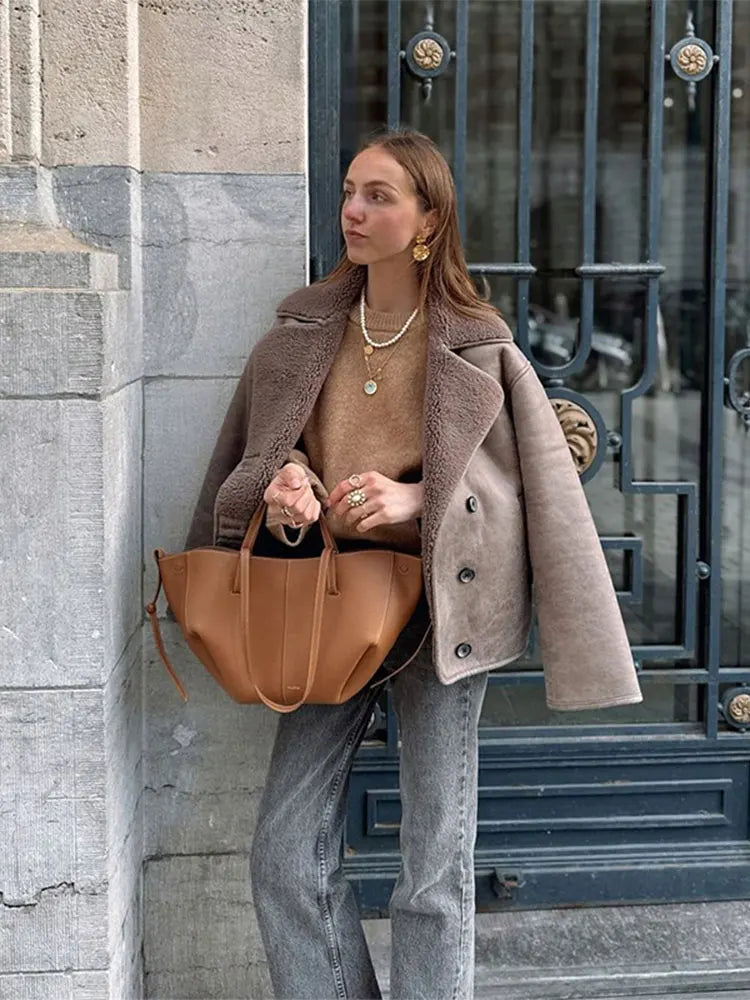 Calypso | Chic Lammullskappa – Elegant Design och Hög Kvalitet för Kyliga Dagar 6