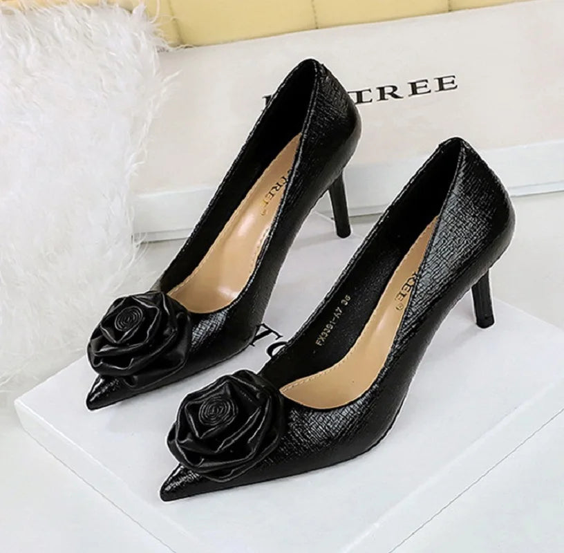 Grecia | Eleganta Pumps Med Låg Klack – Patentläder Blommiga Detaljer 8