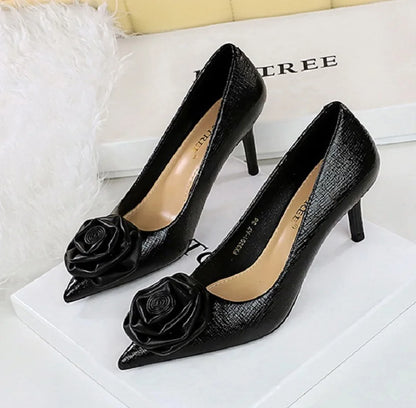 Grecia | Eleganta Pumps Med Låg Klack – Patentläder Blommiga Detaljer 8