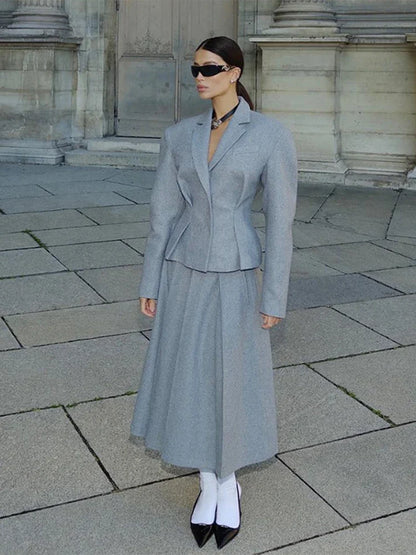 Kara | Chic Jacka Med Breda Axlar Och Veckad Kjoluppsättning – För Elegant Look 5