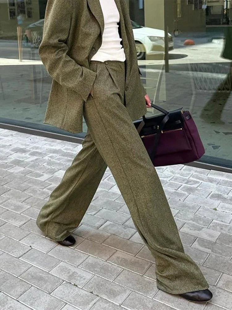 Kaitlyn | Elegant Vändkrage – Tidlös Design För Professionella Och Formella Tillfällen 3