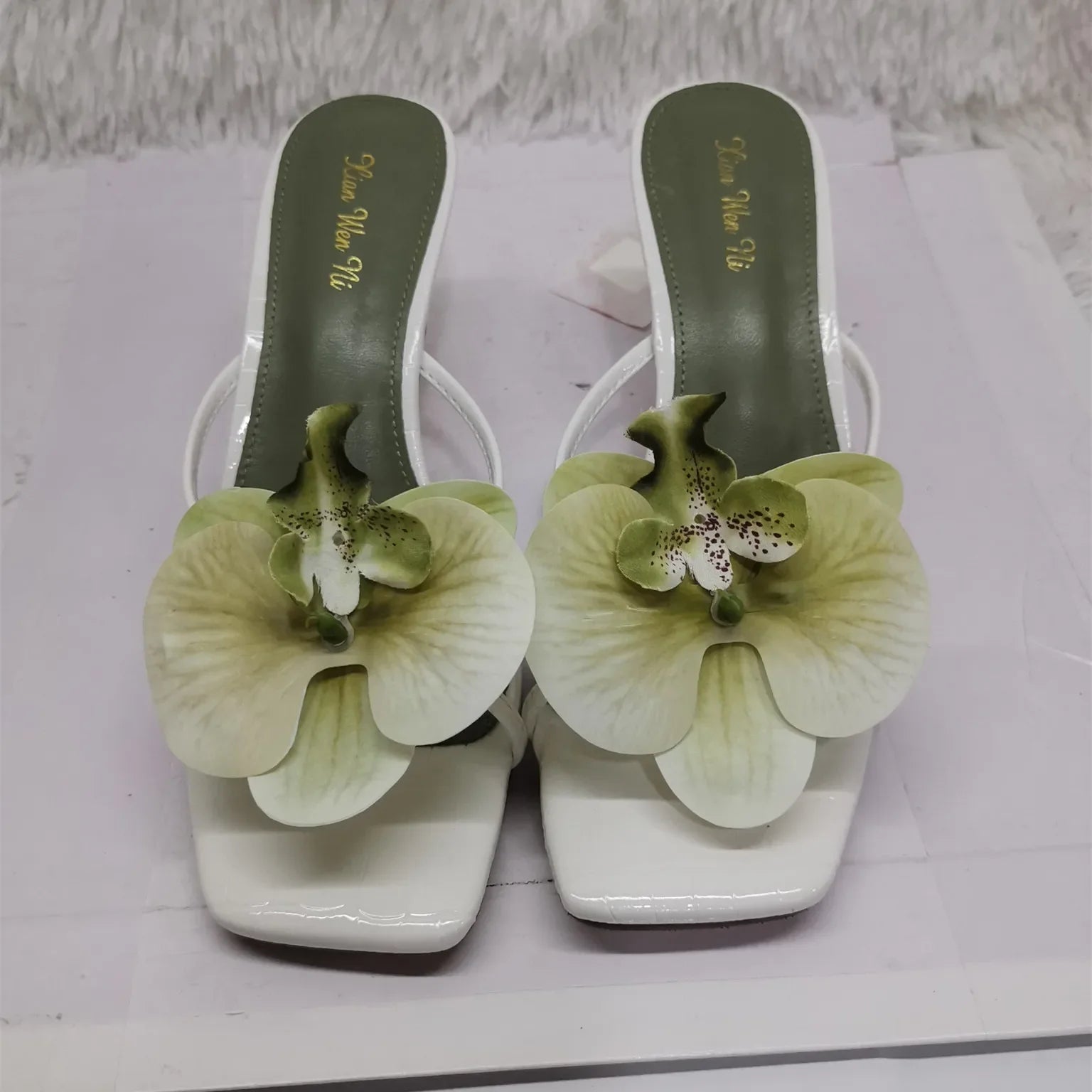 Julia | Eleganta Flipflops – Romantisk Orkidédekor Och Höga Klackar 1
