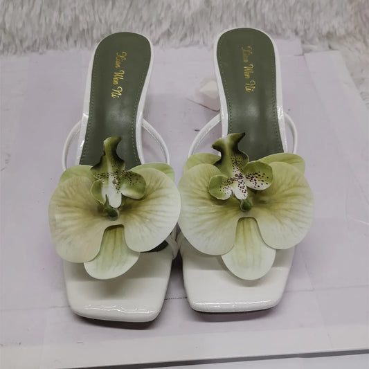 Julia | Eleganta Flipflops – Romantisk Orkidédekor Och Höga Klackar 1