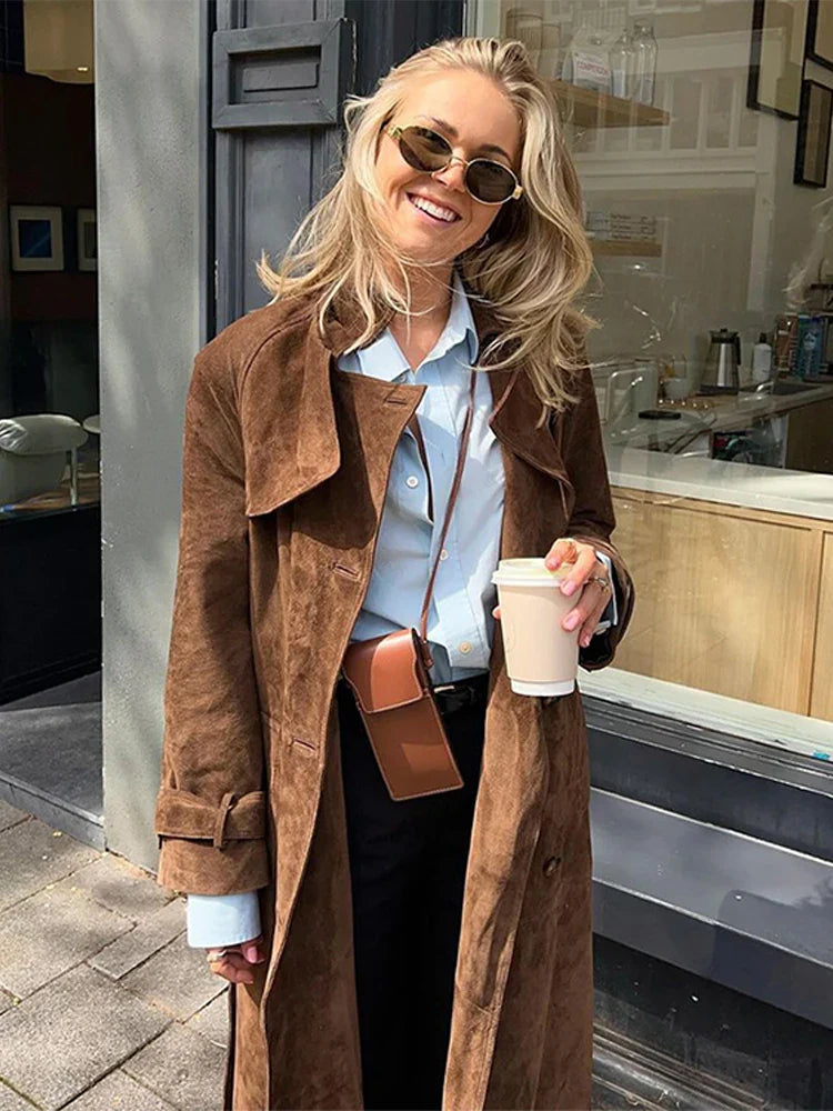 Rosanna | Elegant Brun Läderrock – Mocka För Tidlös Stil Och Komfort 2