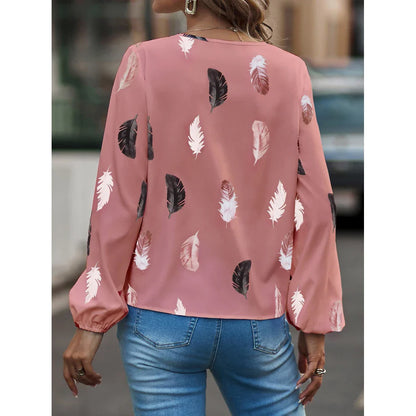 Adriana | Elegant Fjädertryckt Blus Dam – Smickrande V-Hals & Bekväm Passform 2