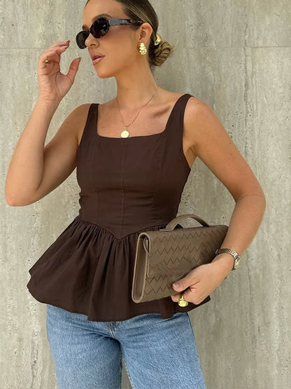 Simone | Elegant Ärmlös Topp – Rufsad Nederkant i Mjuk Brun Färg 6