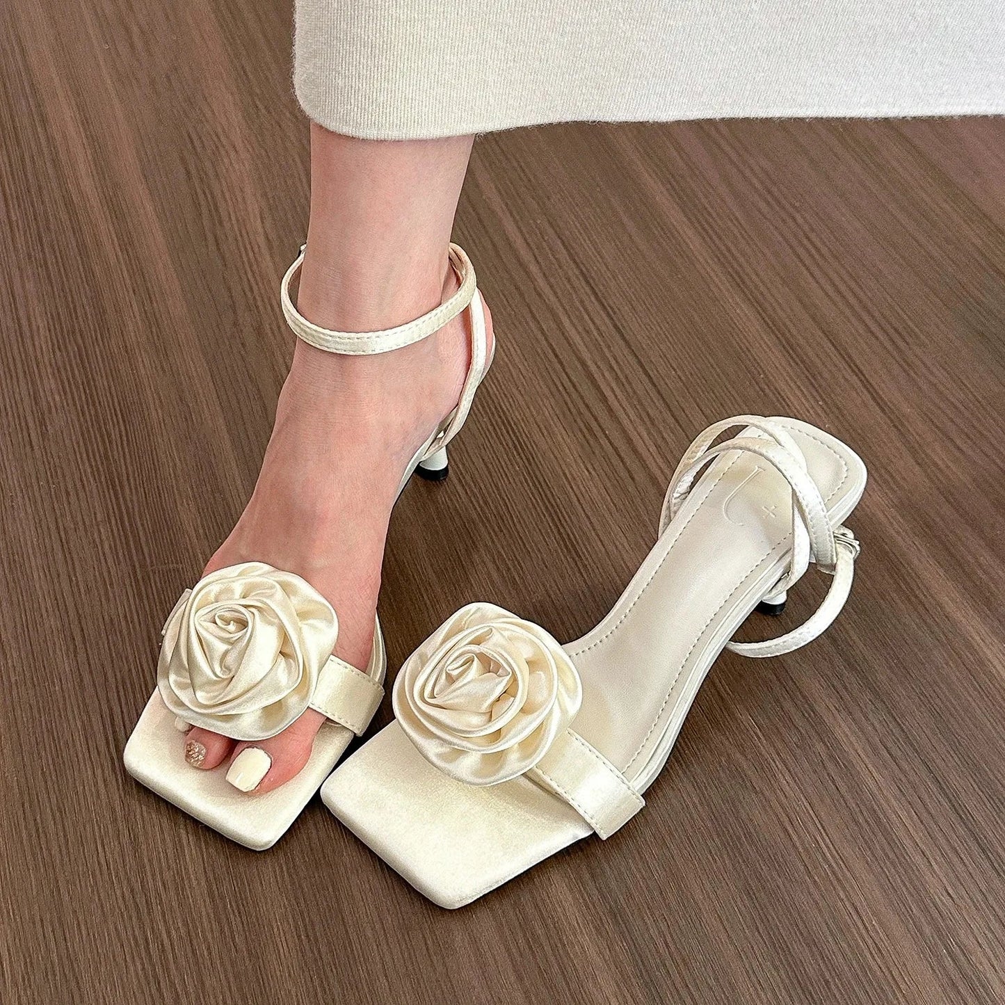 Monique | Eleganta Blommiga Högklackade Sandaler – För Stil Och Komfort 6