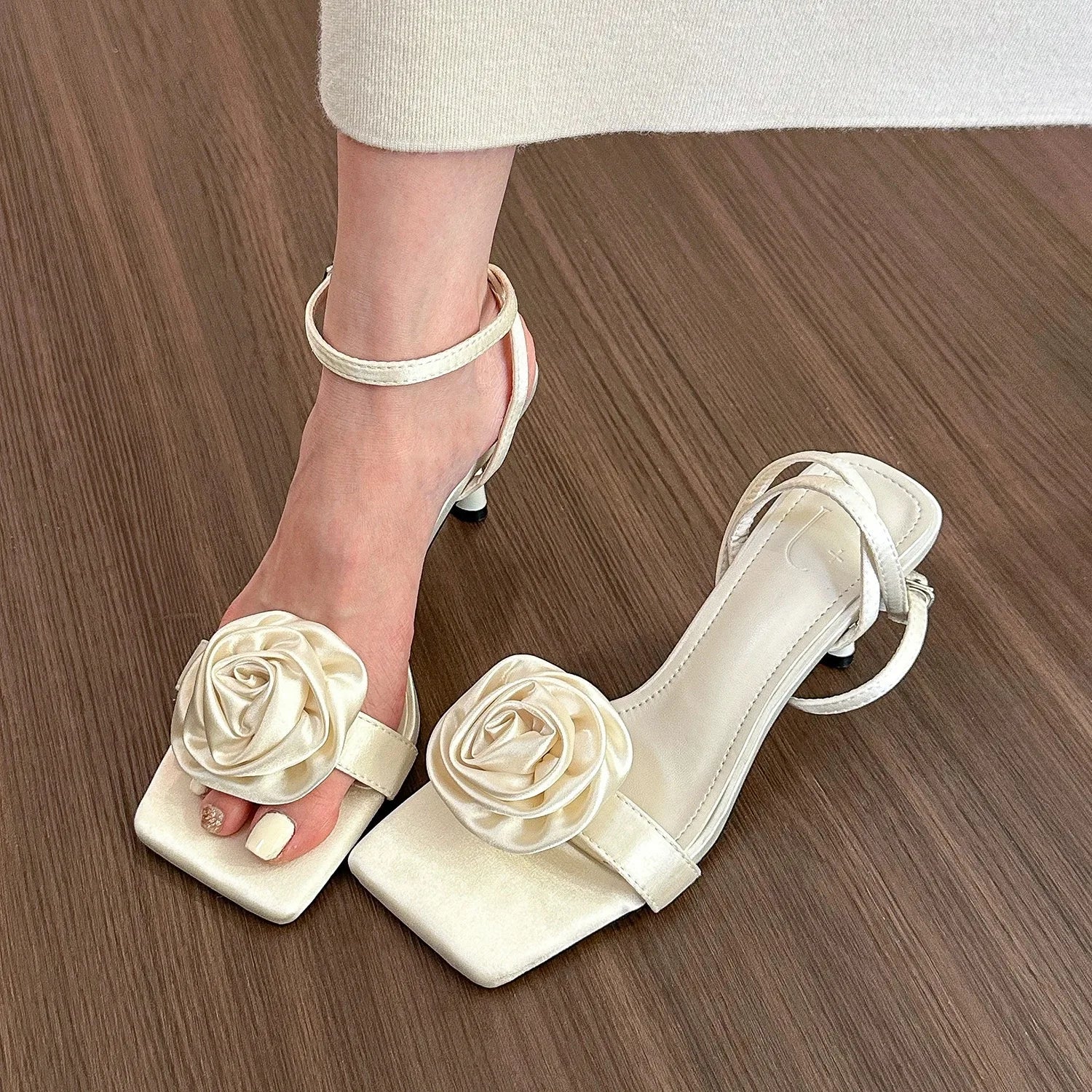 Monique | Eleganta Blommiga Högklackade Sandaler – För Stil Och Komfort 6