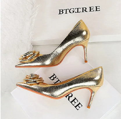 Grecia | Eleganta Pumps Med Låg Klack – Patentläder Blommiga Detaljer 2