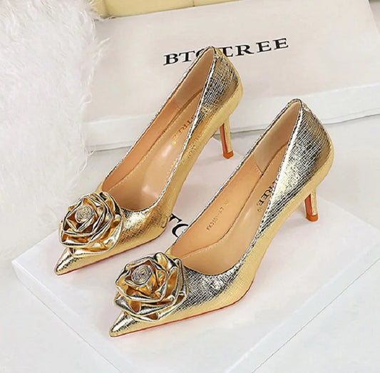 Grecia | Eleganta Pumps Med Låg Klack – Patentläder Blommiga Detaljer 1