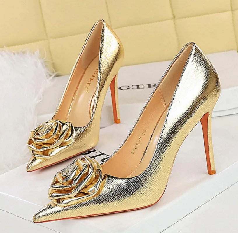 Grecia | Eleganta Pumps Med Låg Klack – Patentläder Blommiga Detaljer 4