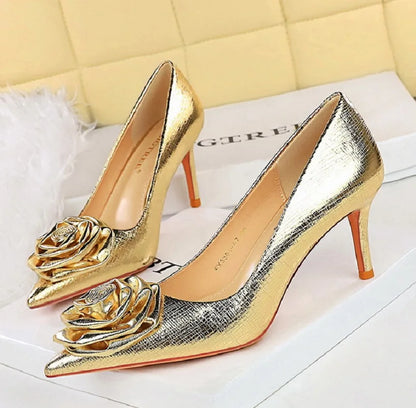 Grecia | Eleganta Pumps Med Låg Klack – Patentläder Blommiga Detaljer 3