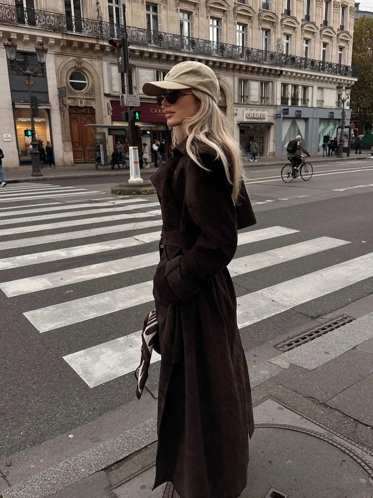 Eleanor | Dam Lång Kappa – Tidlös Brun Mocka för Elegant Stil 4