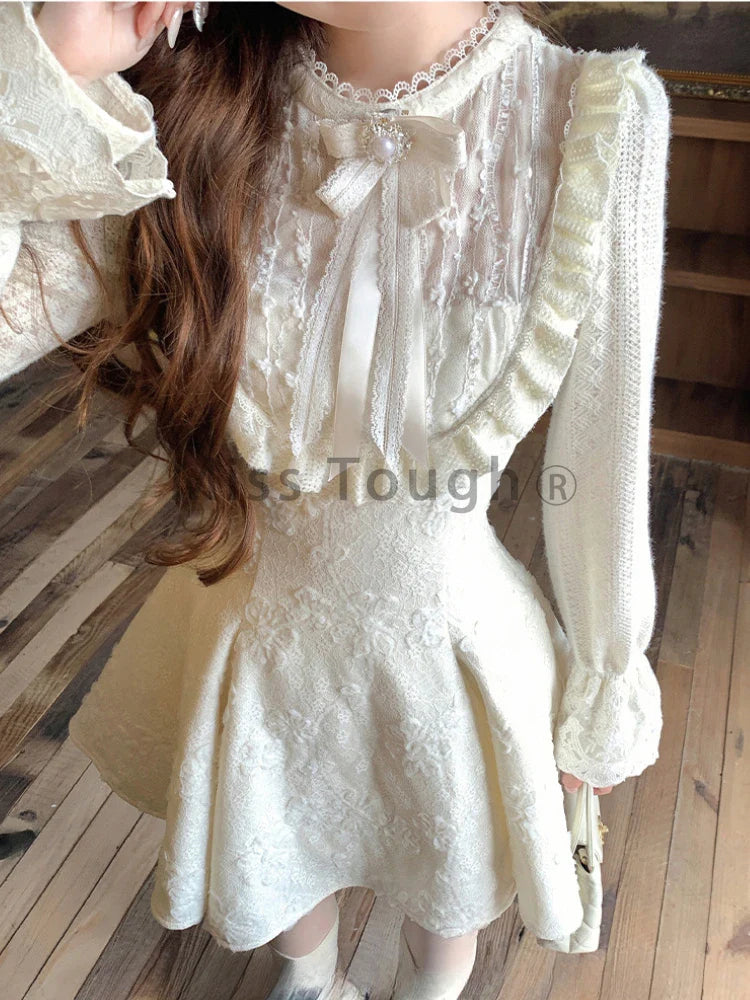 Maris | Elegant Vit Spetsklänning – Moderna Detaljer för Tidlös Stil 5