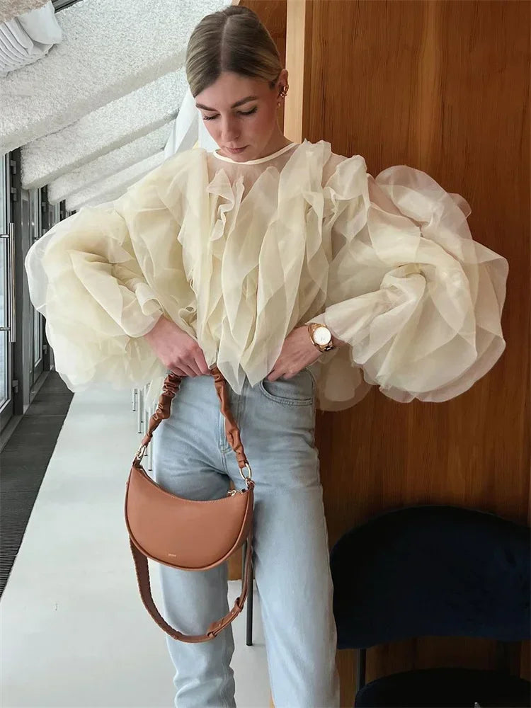 Sofia | Elegant Rufflad Blus – Lapptäckningsdetaljer För Alla Tillfällen 5