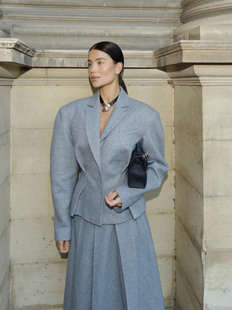 Kara | Chic Jacka Med Breda Axlar Och Veckad Kjoluppsättning – För Elegant Look 3