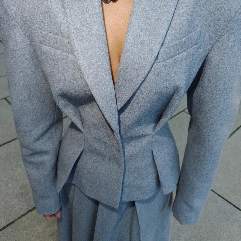 Kara | Chic Jacka Med Breda Axlar Och Veckad Kjoluppsättning – För Elegant Look 7