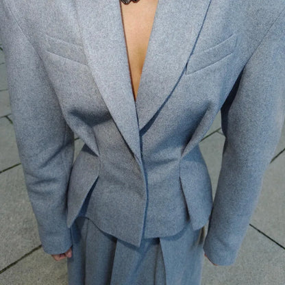 Kara | Chic Jacka Med Breda Axlar Och Veckad Kjoluppsättning – För Elegant Look 7
