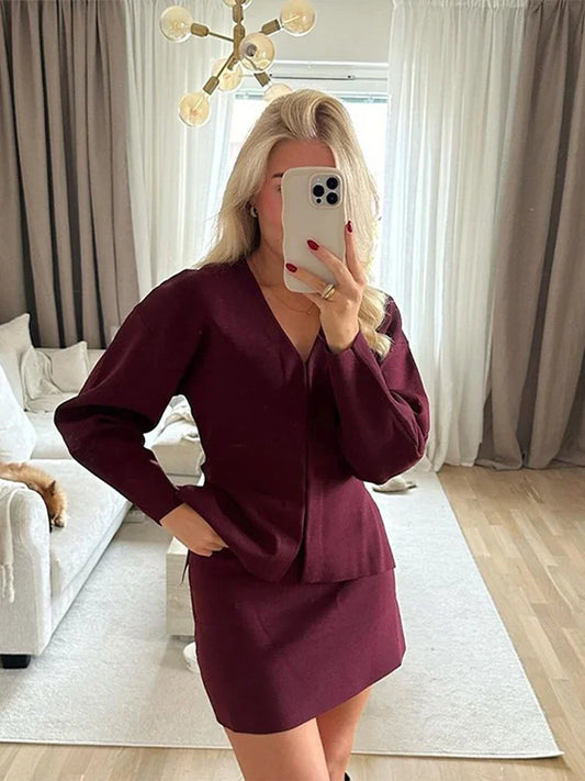 Gianna | Elegant Djup Röd V-Neck-Kappa och Kjoluppsättning För Stilfulla Tillfällen 1