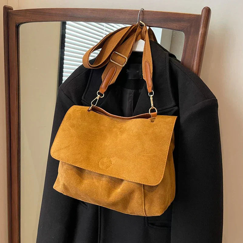 Annika | Vintage Axelväska Dam – Mocka med Justerbar Rem för Tidlös Elegans 4