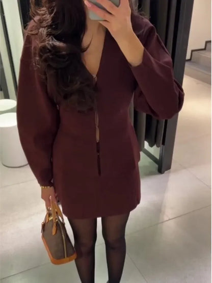 Gianna | Elegant Djup Röd V-Neck-Kappa och Kjoluppsättning För Stilfulla Tillfällen 2