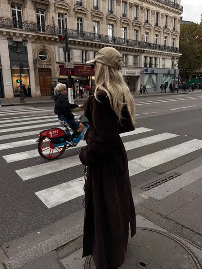 Eleanor | Dam Lång Kappa – Tidlös Brun Mocka för Elegant Stil 3