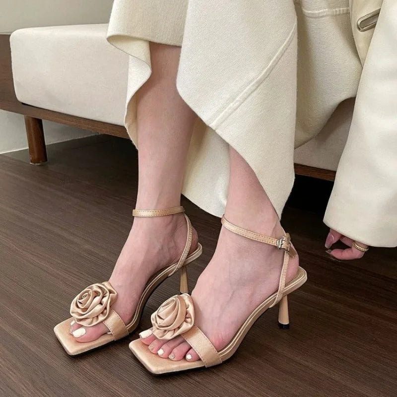 Monique | Eleganta Blommiga Högklackade Sandaler – För Stil Och Komfort 3