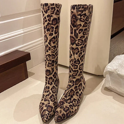 Thalia | Eleganta Leopardklackar i Mocka – Djärv Stil och Komfort 2