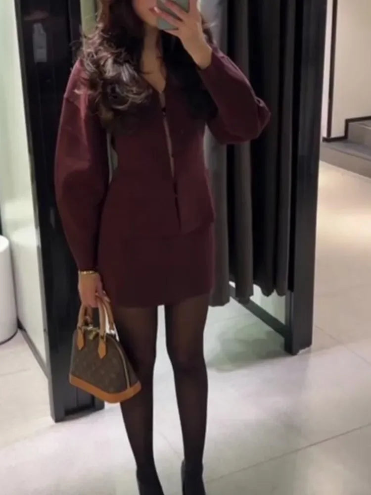 Gianna | Elegant Djup Röd V-Neck-Kappa och Kjoluppsättning För Stilfulla Tillfällen 3