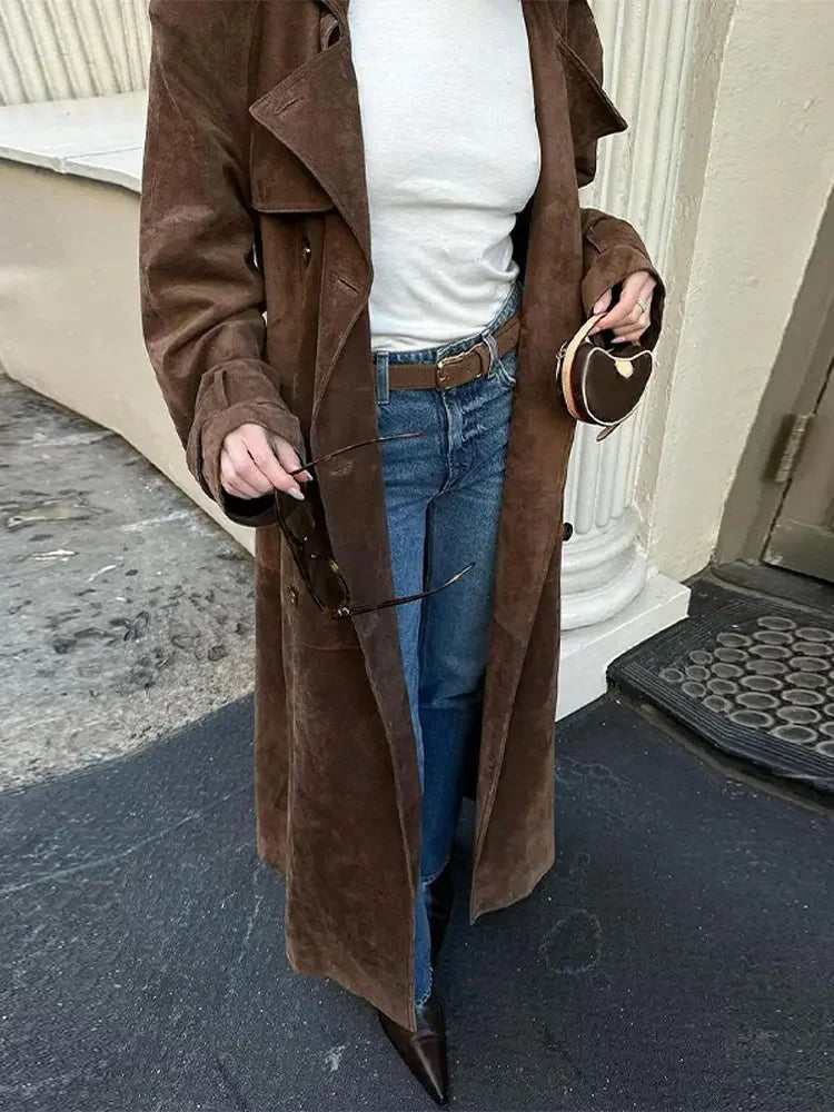 Riley | Tidlös Retro Kappa – Med Bälte För Elegant Silhuett I Djup Brunt 3