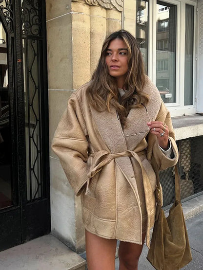 Adrielle | Lyxig Päls Med Bälte – För Elegant Silhuett Och Värme 4
